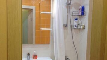 Apartment | Badezimmer | Dusche, Haartrockner, Hausschuhe, Shampoo