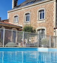 Un edificio de piedra con una piscina delantera.