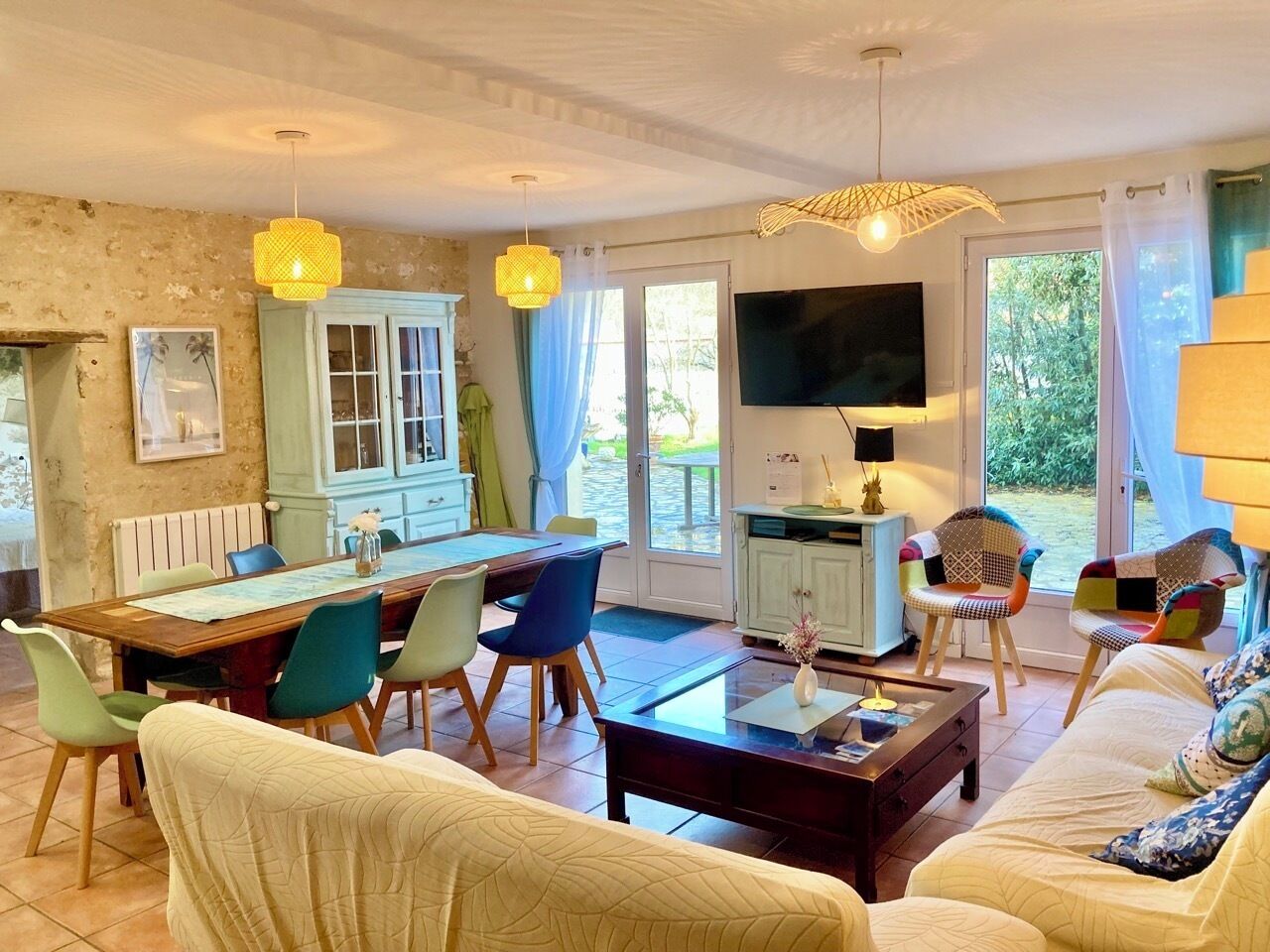 Småhus – comfort | Oppholdsområde | En 55-tommers Flatskjerm-TV med digitale kanaler samt TV