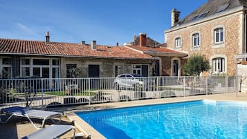 Piscina externa sazonal, funciona das 10h às 19h, guarda-sóis