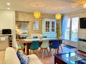 Comfort Cottage | Living area | 55-inch flat-screen TV with digital channels, TV - Villa des roses (Luçon)