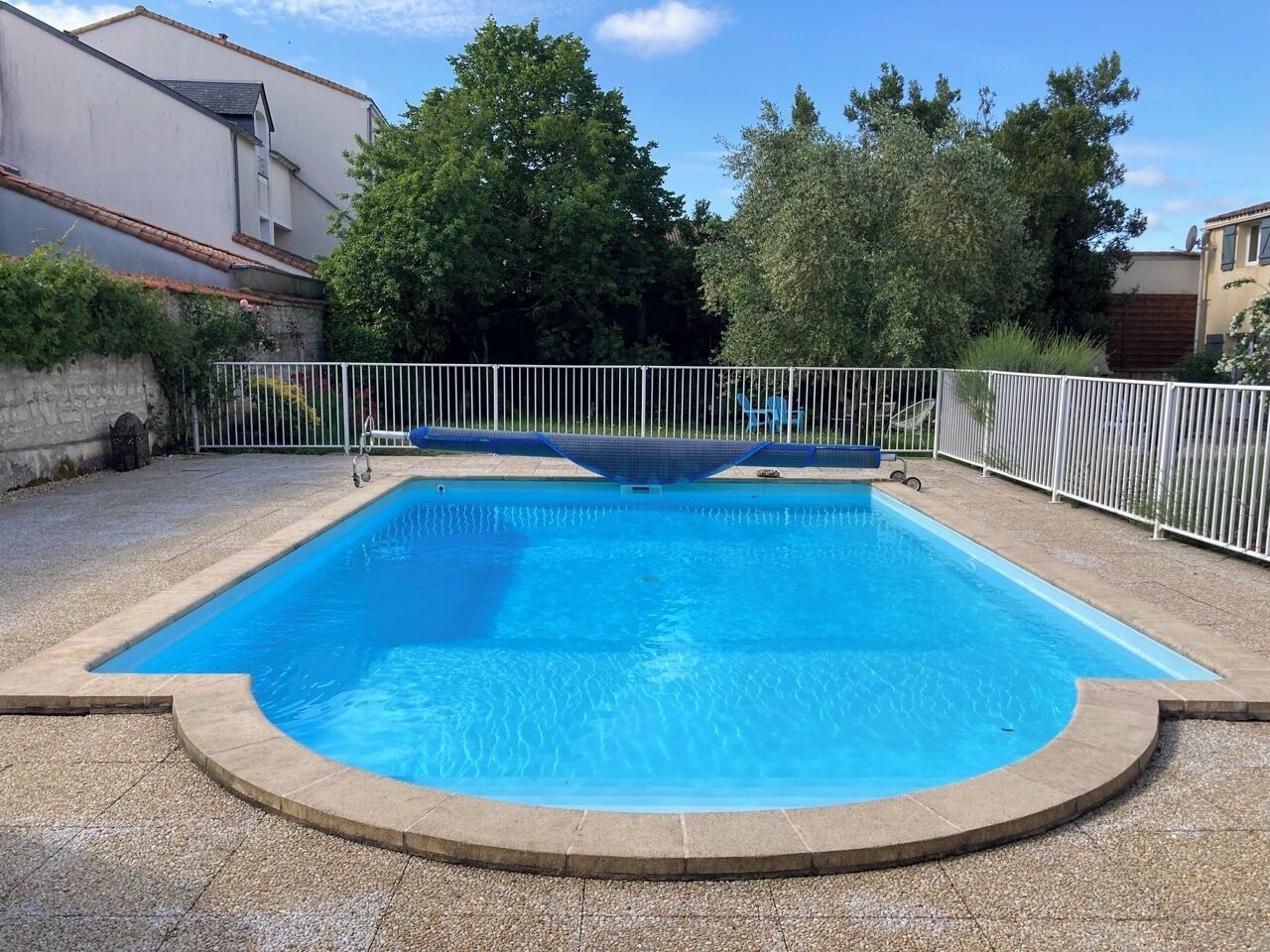 Piscine extérieure (ouverte en saison), parasols de plage