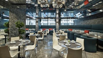 Desayuno buffet diario (EUR 15 por persona)