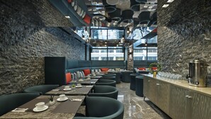 Interior moderno de restaurante com tetos altos, paredes de tijolo aparente e diferentes opções de assentos, incluindo mesas e cabines.