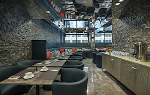 供应午餐和晚餐