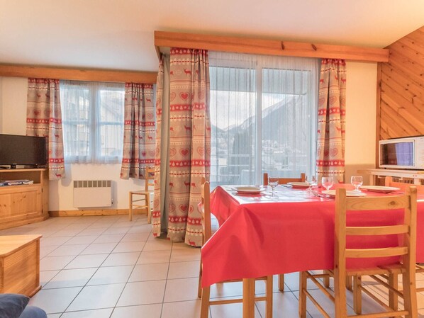 Dining - Charming 2BR Apartment with Balcony, Ski Locker & Garage in Briançon, Close to Shops & Cable Car (Briançon)