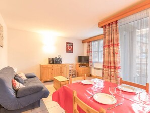 TV - Charming 2BR Apartment with Balcony, Ski Locker & Garage in Briançon, Close to Shops & Cable Car (Briançon)