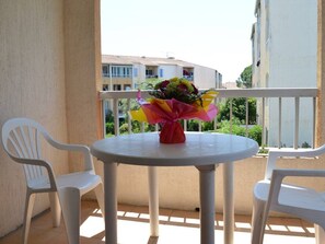Outdoor dining - Apt in Fréjus with pool, near shops, 4 pers, 2 rooms (Fréjus)