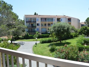 Property grounds - Apt in Fréjus with pool, near shops, 4 pers, 2 rooms (Fréjus)