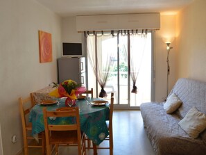 TV - Apt in Fréjus with pool, near shops, 4 pers, 2 rooms (Fréjus)