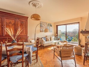 TV - Spacious Central Duplex with Balcony, Near Shops & Jaï Alaï (Saint-Jean-de-Luz)