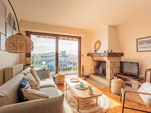 TV - Spacious Central Duplex with Balcony, Near Shops & Jaï Alaï (Saint-Jean-de-Luz)