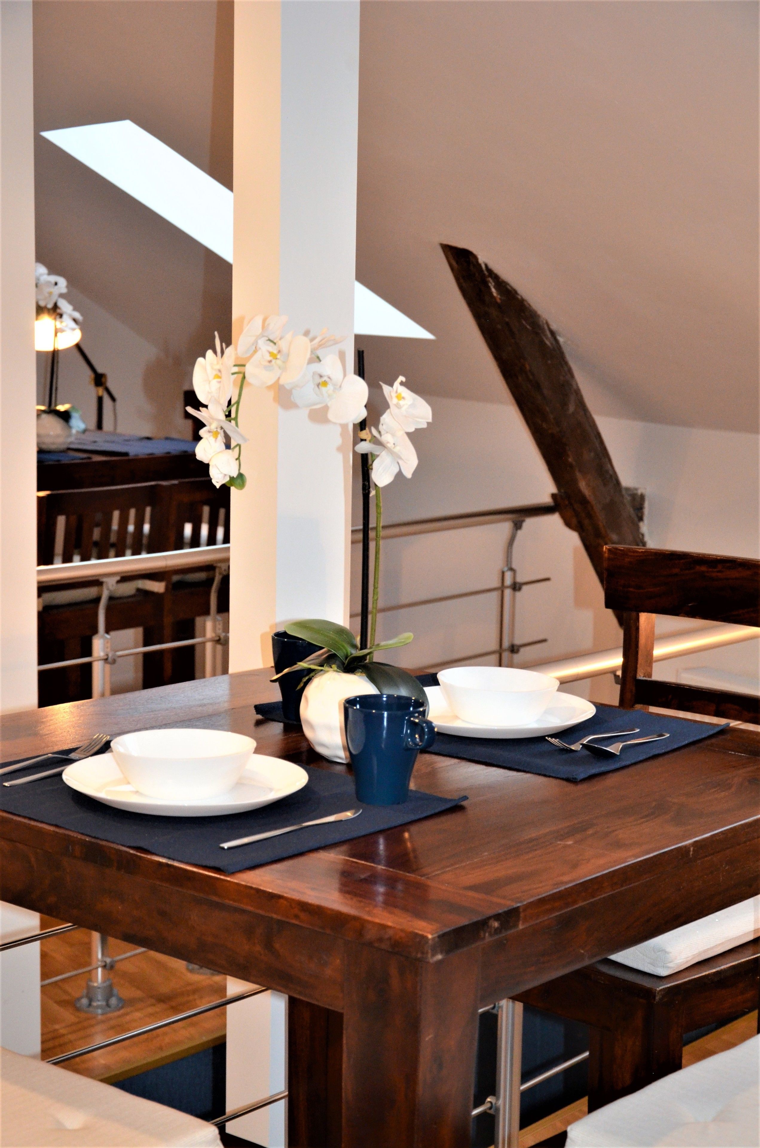 Deluxe Single Room, 3 Bedrooms, Shared Bathroom | Living area | Flat-screen TV