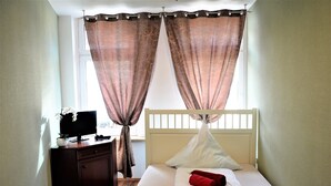 Quarto solteiro, banheiro compartilhado | Ferros/tábuas de passar roupa, Wi-Fi de cortesia, roupa de cama