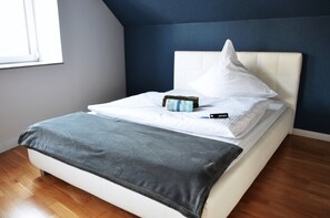 Deluxe Single Room, 3 Bedrooms, Shared Bathroom | Iron/ironing board, free WiFi, bed sheets - Am Werdersee (Bremen)