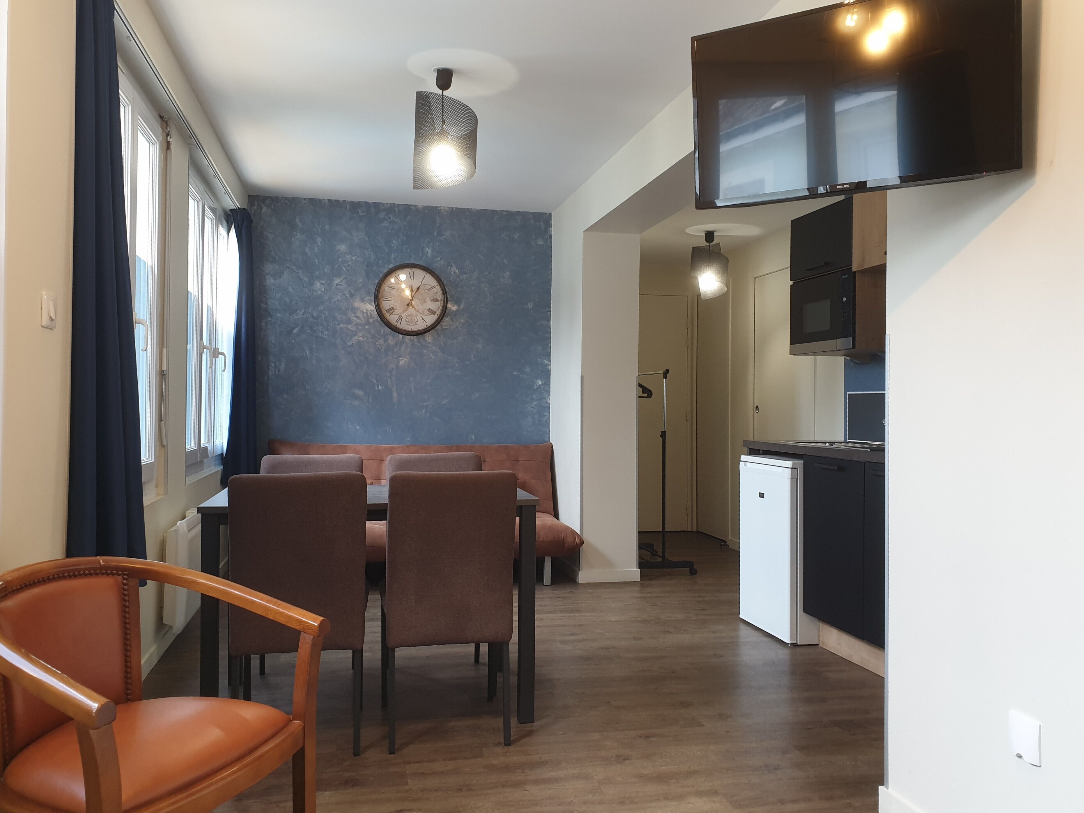 2 bedroom suite for 3 | Living area | Flat-screen TV