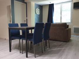 2 bedroom suite for 4 | Salle à manger