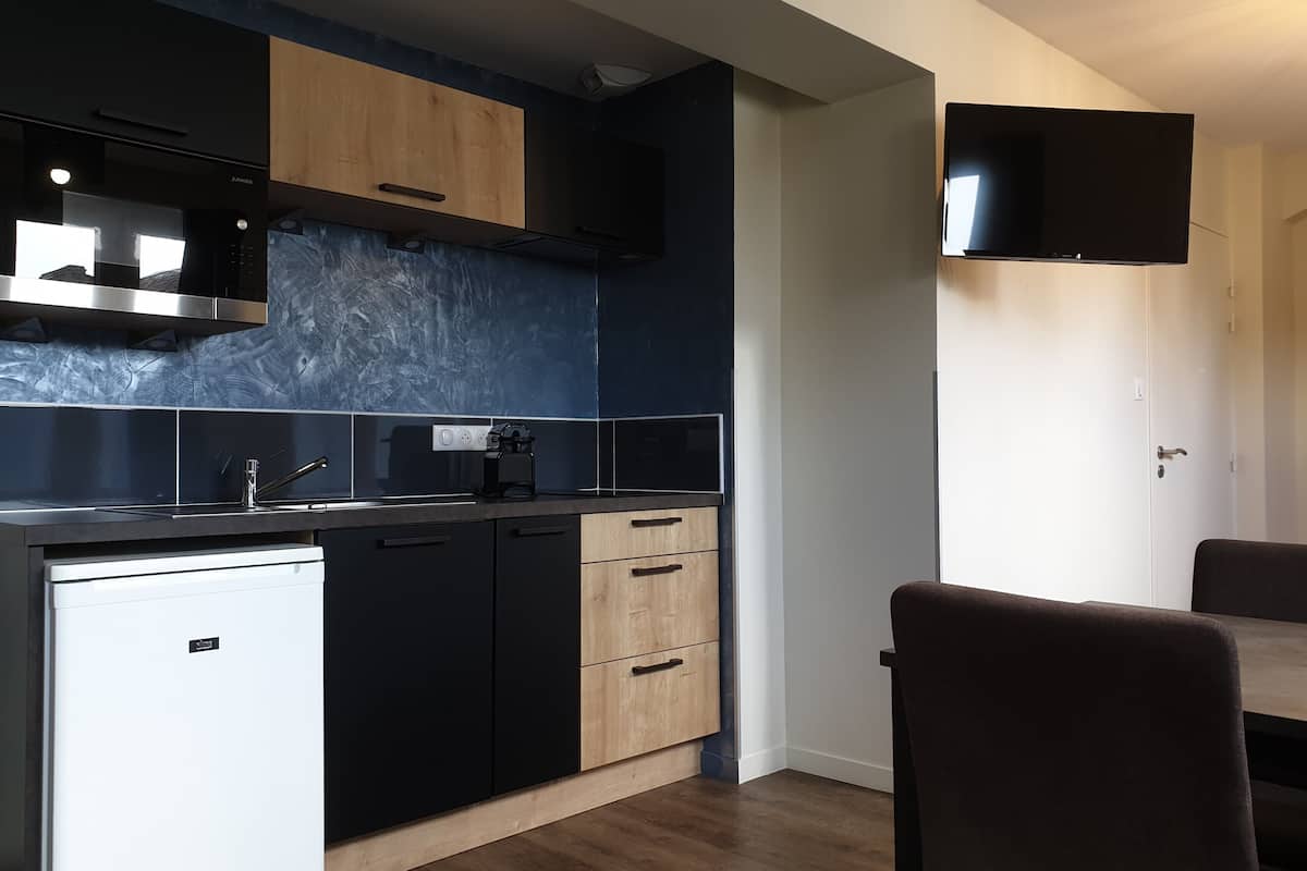 2 bedroom suite for 3 | living area | flat-screen tv