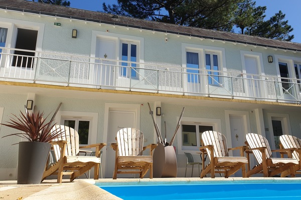 Utendørsbasseng og solsenger