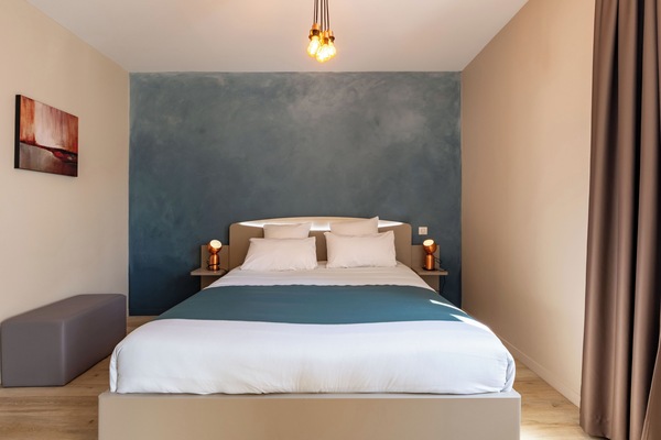 1 bedroom suite for 2 | Premium bedding, soundproofing, iron/ironing board, free WiFi