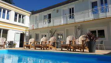 Piscine extérieure, chaises longues