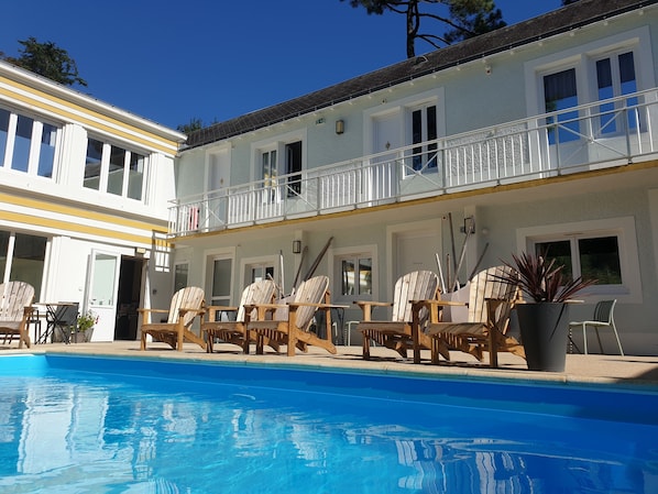 Piscine extérieure, chaises longues