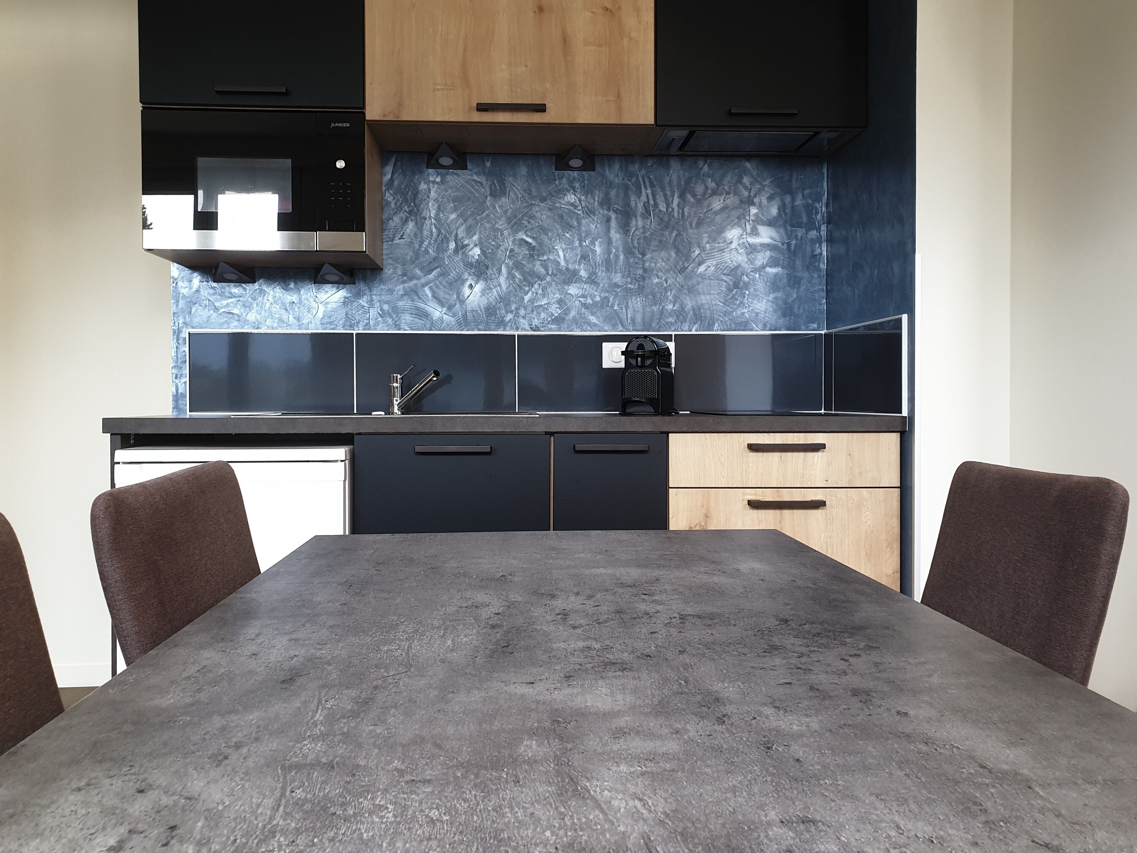 2 bedroom suite for 3 | living area | flat-screen tv