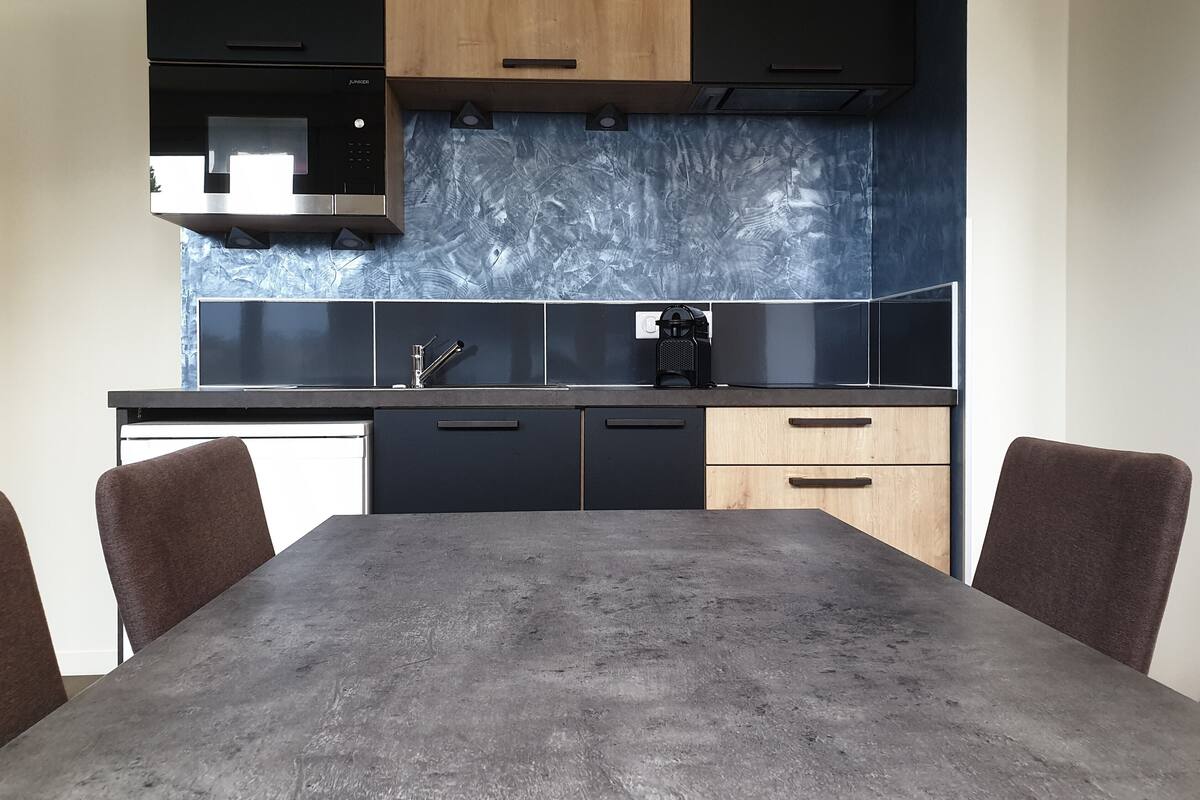 2 bedroom suite for 3 | living area | flat-screen tv