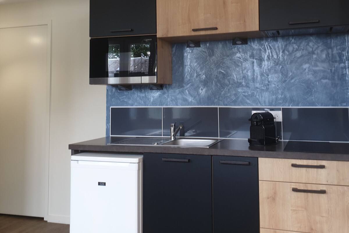 2 bedroom suite for 3 | living area | flat-screen tv