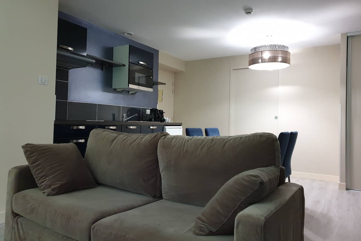2 bedroom suite for 4 | living area | flat-screen tv