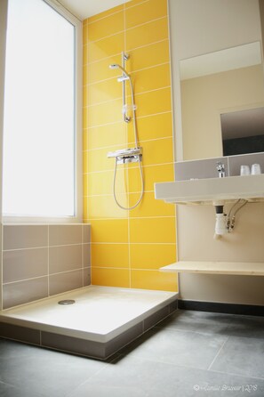 1 bedroom suite for 2 | Badkamer | Een douche, een haardroger, handdoeken, zeep