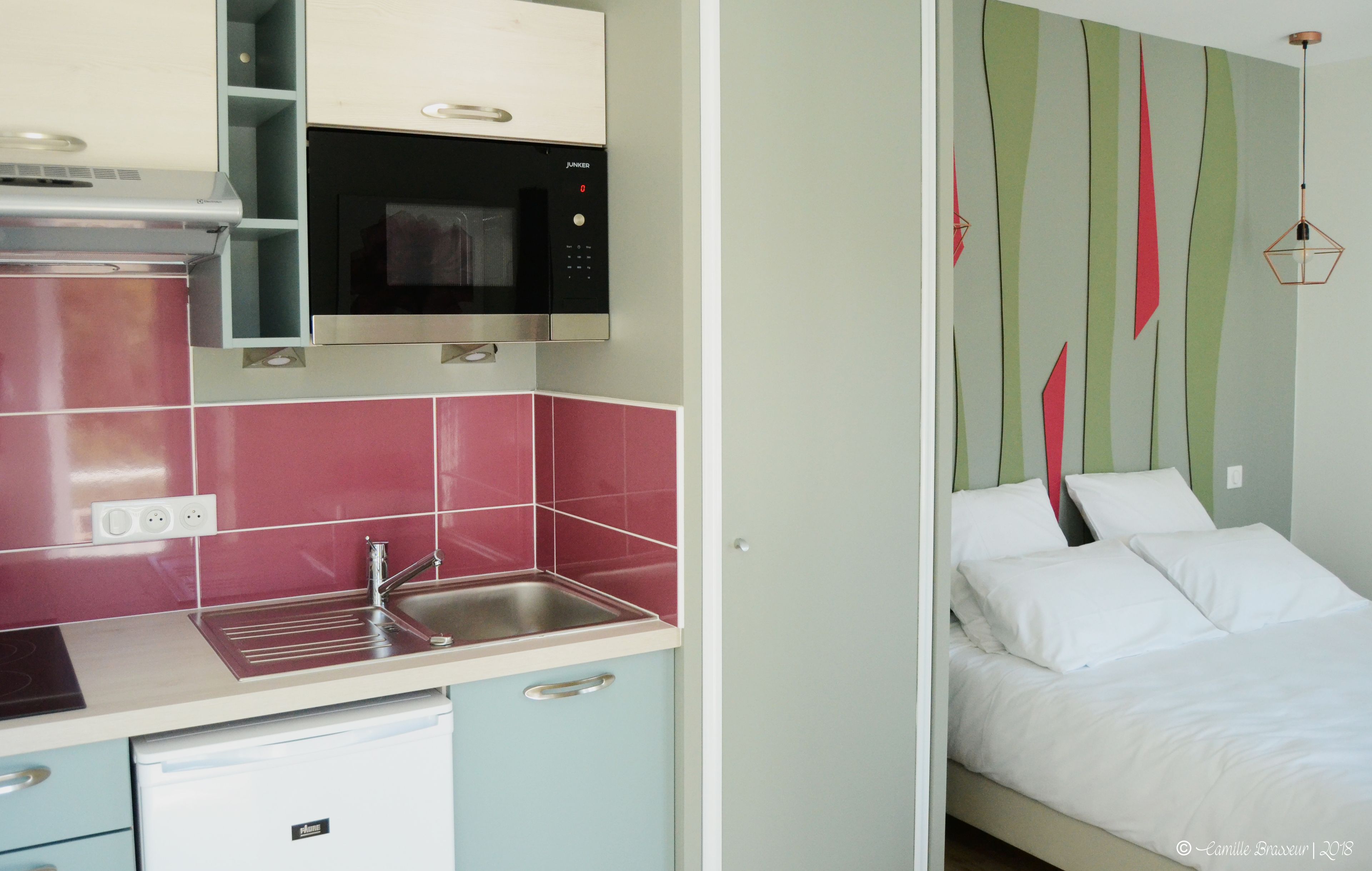 Een koelkast, een microgolfoven, een kookplaat, een espressoapparaat