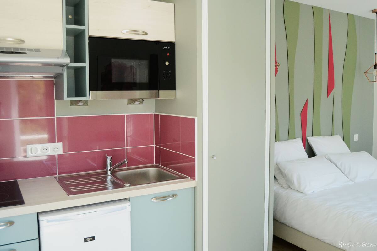 Réfrigérateur, micro-ondes, plaque de cuisson, machine à expresso