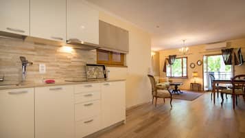 Appartement Ville, 1 chambre, vue mer | Coin cuisine privé | Réfrigérateur, micro-ondes, plaque de cuisson, lave-vaisselle