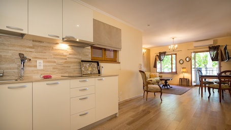 Refrigerador, microondas, placa de cocina, lavavajillas