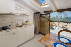 City-lejlighed - balkon - havudsigt (Attic) | Privat tekøkken | Køleskab, mikrobølgeovn, kogeplade, opvaskemaskine