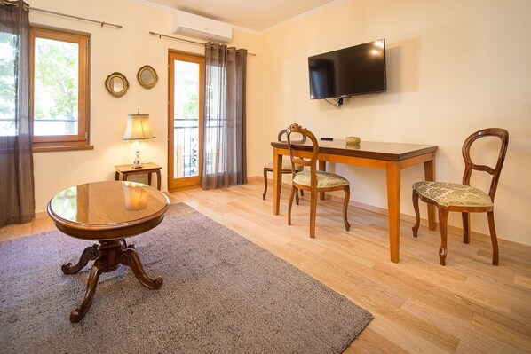 City Apartment, 1 Bedroom, Sea View | Living room