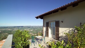 Habitación doble Deluxe, 1 cama Queen size, Terraza, vista al viñedo | Edredón, minibar, caja de seguridad en la habitación y escritorio