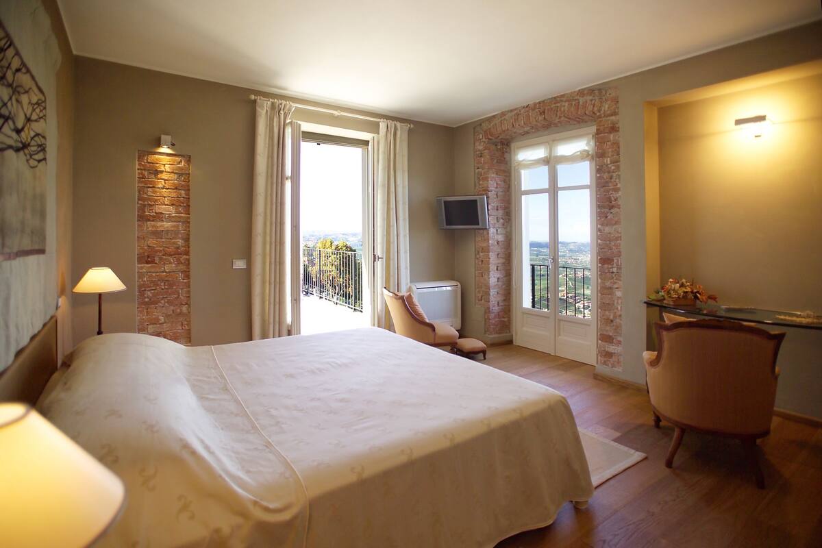 Deluxe Double Room, 1 Queen Bed, Terrace, Vineyard View | Down comforters, minibar, in-room safe, desk