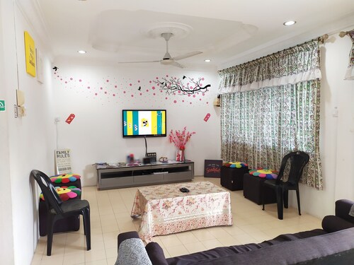H Homestay - Semi D 1000Mbps (1Gbps) Wifi, Astro & Private Parking