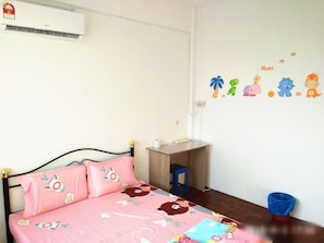 3 bedrooms, desk, iron/ironing board, free WiFi