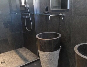 Habitación doble Deluxe, Terraza | Regadera en el baño