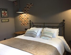 Deluxe Double Room | Minibar, individually decorated, individually furnished, soundproofing - Le Clos Du Miroir (Courset)