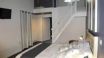 Deluxe-dobbeltværelse (2 adults + 1 child) | Minibar, individuelt design, individuel indretning, lydisolering