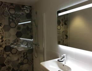 Chambre Deluxe double | Salle de bain | Douche, peignoirs, serviettes fournies