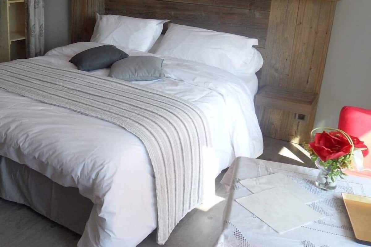 Deluxe Double Room, Terrace | Minibar, individually decorated, individually furnished, soundproofing