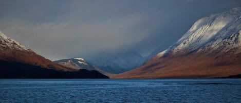 Un lago rodeado de montañas con picos nevados.
