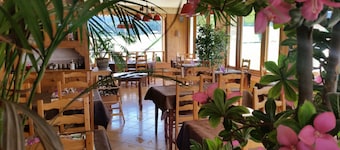 Logis Hôtel Le Gai Pinson