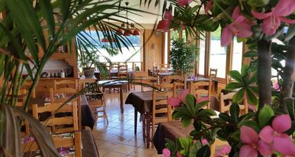 Logis HĂŽtel Le Gai Pinson