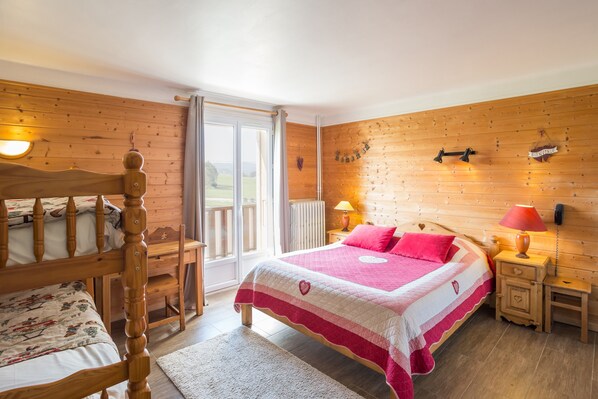 Vierbettzimmer | Zimmersafe, Schreibtisch, schallisolierte Zimmer, Bügeleisen/Bügelbrett